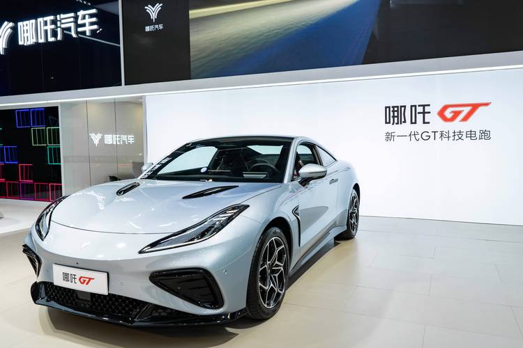 深圳69哪吒汽车在智能汽车领域的表现，领途汽车在新能源汽车市场中的影响力